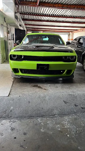 Dodge Challenger en el taller para revisión de alternador y marcha