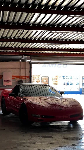 Corvette C5 en el taller durante el cambio de batería